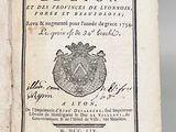 un livre ouvert sur lequel figure l'image d'une couronne