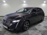 la photo d'une voiture noire garée sur un sol en damier
