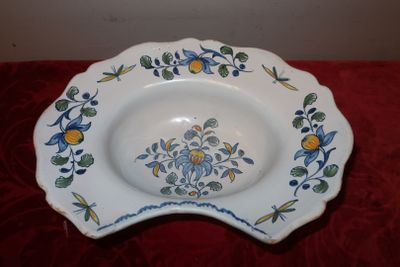 une assiette blanche décorée de fleurs bleues et jaunes