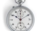 un gros plan d'une montre de poche en argent sur fond blanc