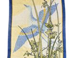 L'oiseau bleu vole au-dessus des fleurs posées sur la serviette jaune