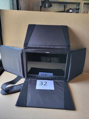 une boîte noire portant un numéro, posée sur une table