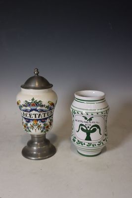 2 pots à pharmacie en faïence un sur pied en étain avec couv…