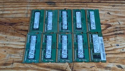 six modules de mémoire sont posés sur une surface en bois