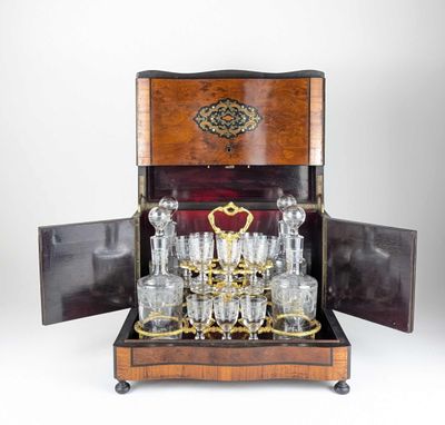 une mallette en bois contenant plusieurs verres