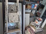 une échelle appuyée contre un mur dans un garage