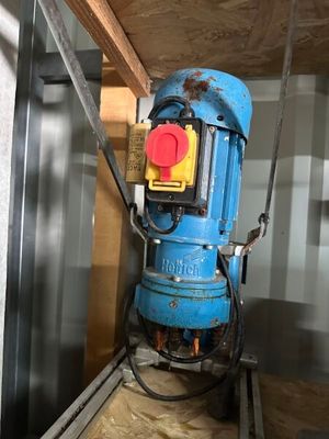 une machine bleue qui se trouve dans un coin d'une pièce