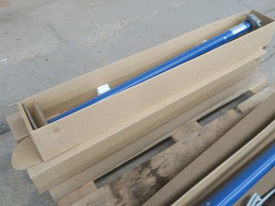 un grand nombre de cartons posés sur le sol