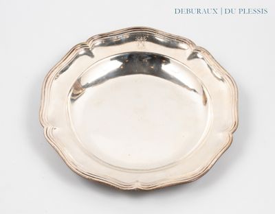 un plateau d'argent posé sur une table