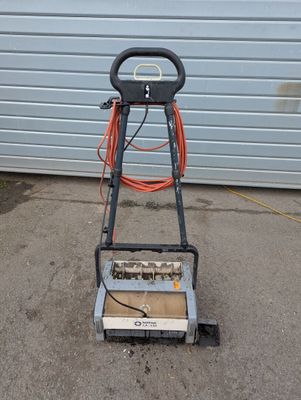 Auto-laveuse à brosse filaire NILFISK