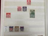 un livre ouvert avec des timbres sur une table