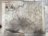une carte accrochée au mur, avec un téléphone portable à côté