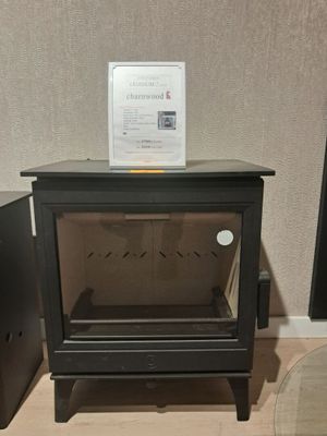 un petit poêle noir muni d'une porte vitrée