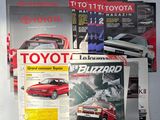 beaucoup de magazines posés sur une table avec une voiture rouge