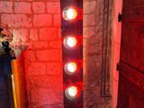 une lumière rouge allumée dans une pièce