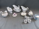 de nombreux types de plats et de tasses en porcelaine sur la table