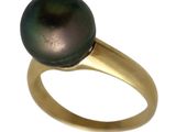 un gros plan d'une bague ornée d'une perle noire