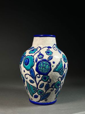 un vase bleu et blanc posé sur une table