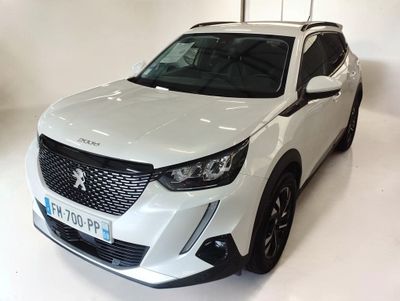 une photo d'un 4x4 blanc garé dans un garage