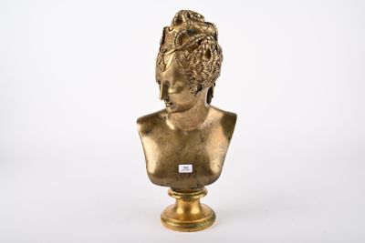 statue représentant la tête d'une femme, posée sur un socle doré, sur fond blanc