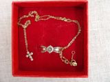 un gros plan sur une boîte rouge contenant un collier et une chaîne