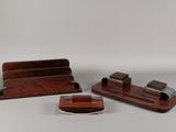 trois morceaux de bois sont posés sur une table