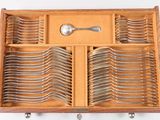 many spoons and spoon spoons in a wooden box