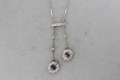 Collier «négligé» en or et platine ornée de saphirs cabochon…