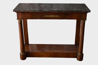 une table en bois avec un plateau en marbre