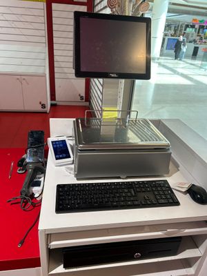 un bureau d'ordinateur équipé d'un clavier et d'un écran