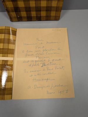 une note manuscrite sur un bout de papier posée à côté d'une boîte