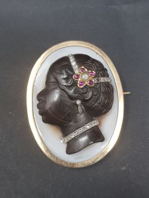 une image représentant le profil d'une femme sur une broche