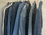 plusieurs paires de jeans suspendues à un portant dans un placard
