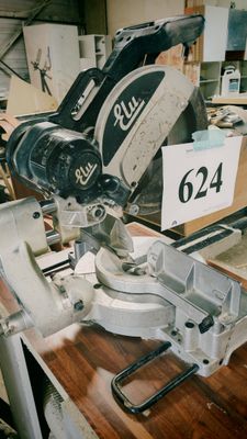 une machine posée sur une table