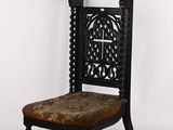une vieille chaise en bois avec une assise marron et un coussin marron