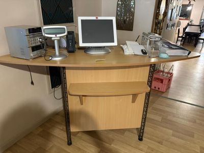 un bureau équipé d'un ordinateur et d'une imprimante