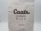 un sac de nourriture posé sur une table