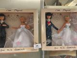 deux figurines de mariage exposées dans une vitrine