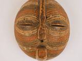 un masque en bois accroché au mur