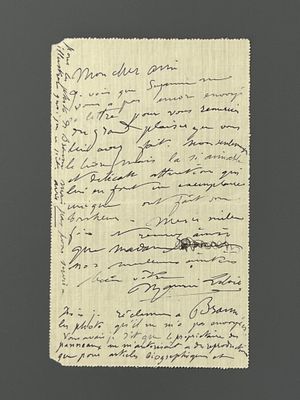 une feuille de papier sur laquelle figurent des notes manuscrites, posée sur une table
