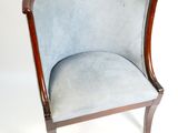 une image représentant une chaise dont l'assise est recouverte de velours bleu