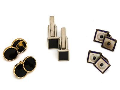trois paires de boutons de manchette noirs et dorés, une paire de boutons de manchette noirs et dorés et une paire de boutons de manchette noirs et dorés