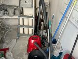 un aspirateur rouge et un aspirateur bleu dans une pièce