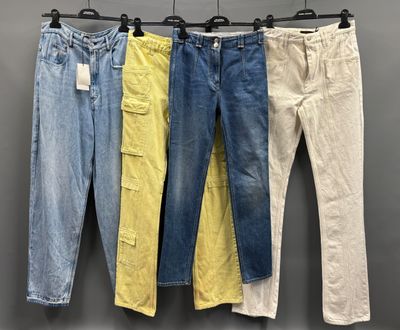 trois paires de jeans suspendues à un portant