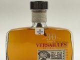 une photo d'une bouteille de whisky posée sur une surface blanche