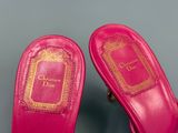 Mules Christian Dior en cuir rose avec bordures dorées