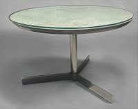 Table basse à plateau circulaire en verre reposant sur une s…