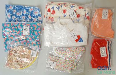 de nombreux articles emballés dans des sacs en plastique posés sur la table