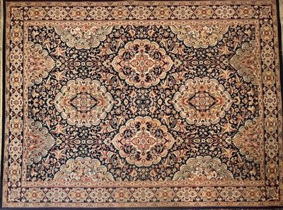un tapis noir et doré orné d'un motif en médaillon