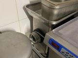 un mixeur argenté posé à côté d'une casserole en métal